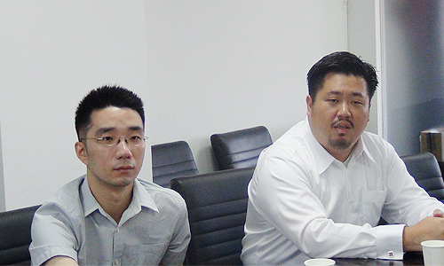 新加坡资讯通信发展管理局中国区司长、新加坡驻上海总领事馆信息产业处领事庄庆维（右）