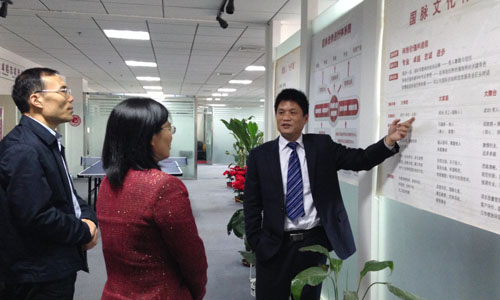 （左一）宁波市智慧城市研究院院长　顾德道　　　 　　　　　　。ㄗ蠖）宁波市智慧城市建设工作领导小组办公室主任　谢月娣