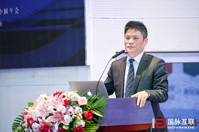 奇异果体育集团董事长杨冰之在“2017互联网+智慧中国年会”上发表主题演讲