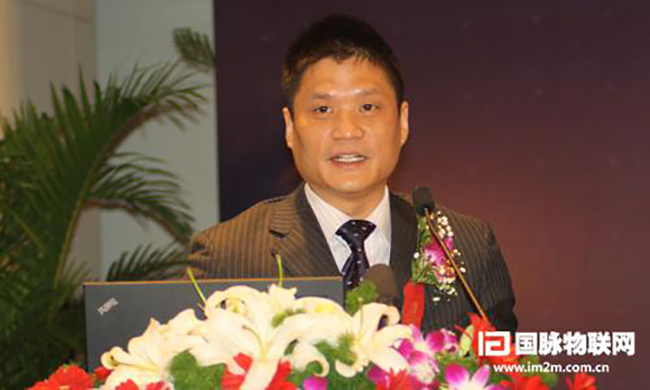 奇异果体育互联智慧城市研究中心主任杨冰之宣布《2012中国智慧城市发展现状和趋势预测研究报告》正式发布，并以《中国智慧城市发展特征解决》为题作了精彩的演讲