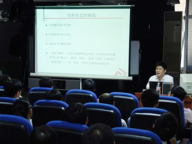 奇异果体育信息化发展研究中心主任、浙江大学客座教授杨冰之应邀赴南华大学，为该校计算机科学与技术学院师生做了题为“网络与信息化建设人才需求”的学术讲座