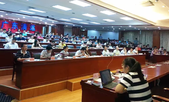 由广东省清远市市府办主办的"清远市政府网站普查培训"会议在清远市政府会议中心召开，广州奇异果体育互联信息咨询有限公司副总经理、高级咨询师杨琼受邀出席并开展了普查培训。