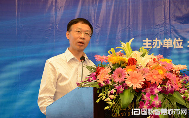 在“2015中国互联网+信息社会高端论坛”上，农业部信息中心原主任郭作玉发表主题演讲。